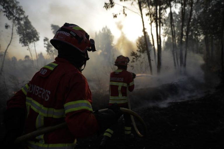 Dezanove concelhos de quatro distritos em perigo máximo de incêndio
