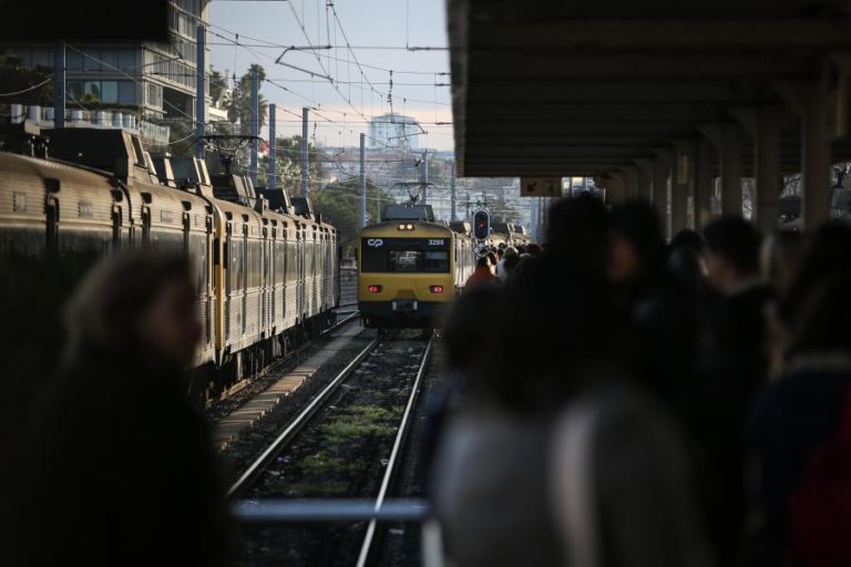 Primeiro dia de nova greve parcial na CP suprimiu 20 comboios até às 08:00