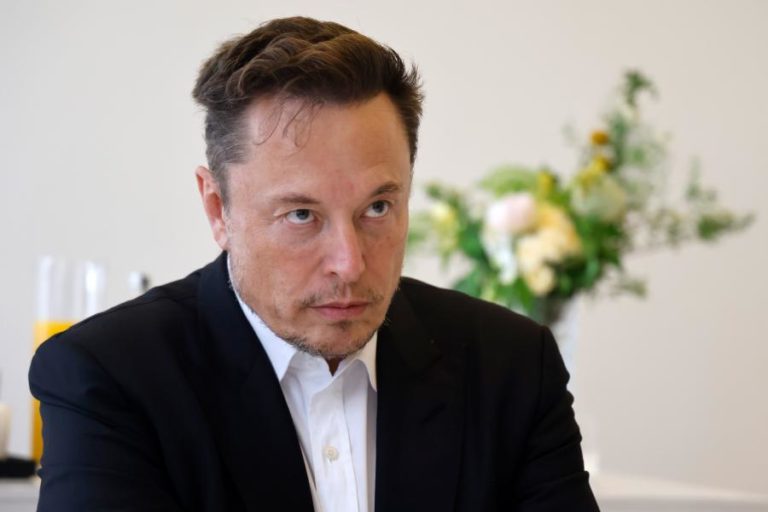 Elon Musk pondera alterar nome e logótipo da rede social Twitter