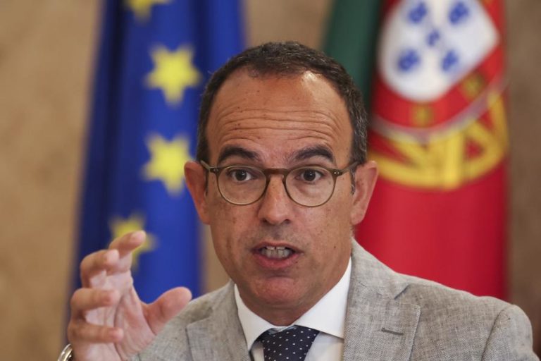 Ministro da Cultura propôs fixar quota de música portuguesa na rádio em 30% até nova lei