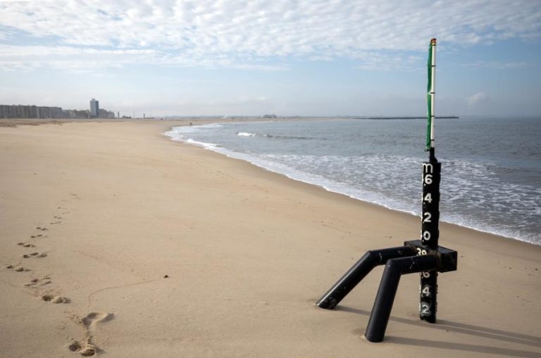 Marégrafo para medir as marés em praia da Figueira da Foz soterrado pela areia