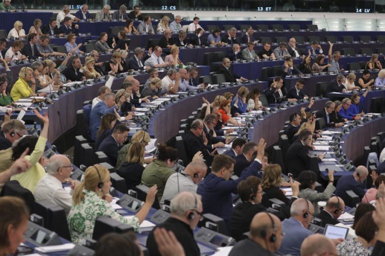Parlamento Europeu quer impulsionar a indústria de ‘chips’ da UE com apoio de 3,3 mil ME