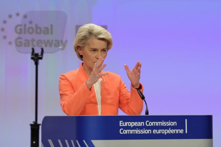 Von der Leyen defende plano de paz de Zelensky e elogia reformas de Kiev