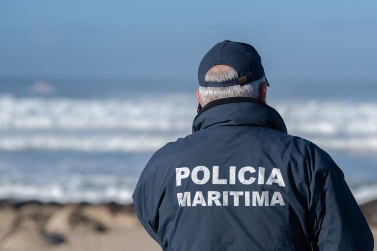 Polícia Marítima interceta dois caiaques no Mar Mediterrâneo