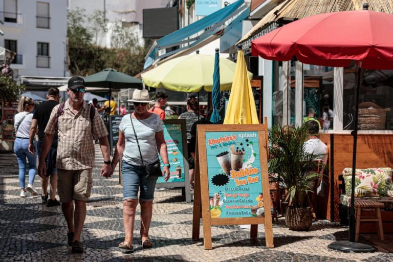 Dormidas no turismo crescem 18,8% no 1.º semestre e superam níveis de 2019