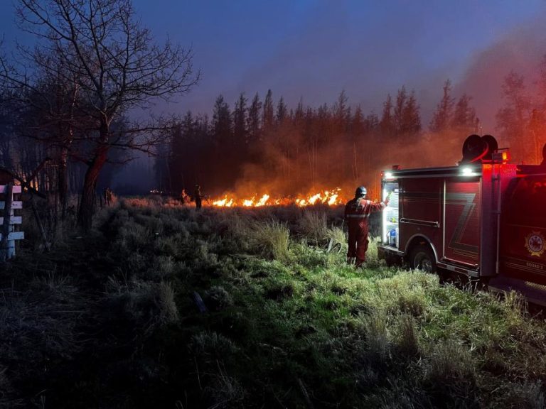 Milhares de pessoas deslocadas devido a incêndios no norte e oeste do Canadá