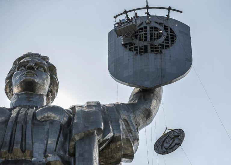 Símbolo soviético retirado da mais emblemática estátua de Kiev