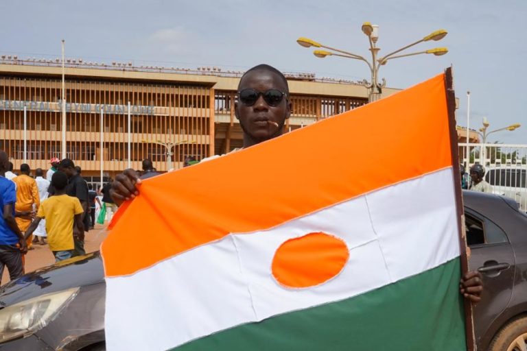 Níger: Militares anunciam encerramento do espaço aéreo