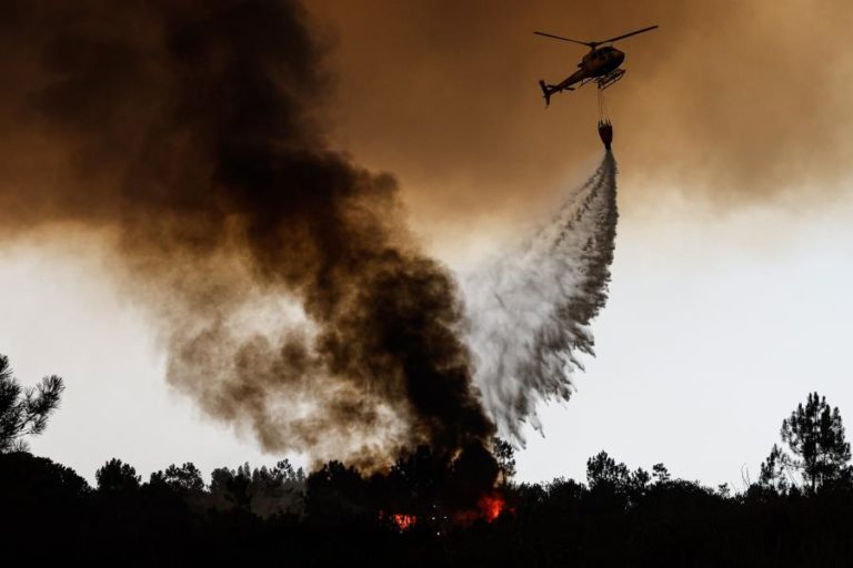Mais de 300 operacionais combatem fogo em zona de mato e floresta em Monchique