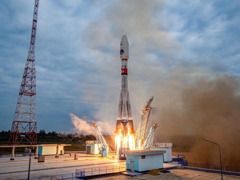 Sonda russa Luna-25 falha órbita para aterrar na lua na segunda-feira