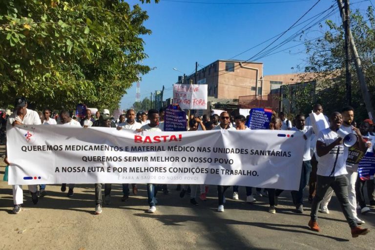 Médicos marcham na cidade moçambicana de Sofala em apoio à greve da classe