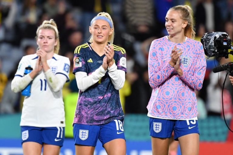 Inglaterra aproveita erros colombianos para selar ‘meias’ no Mundial feminino de futebol