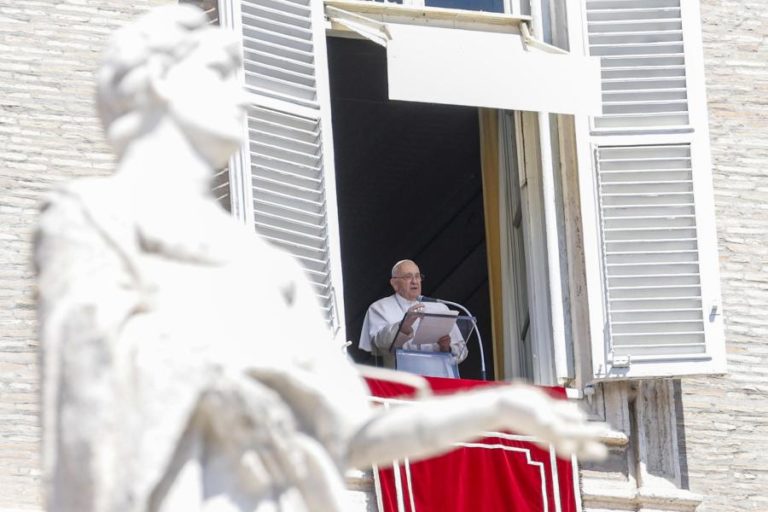 Papa lamenta as quase 2.000 mortes no Mediterrâneo neste ano