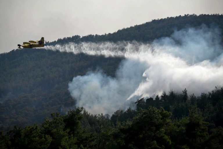 Grécia regista 122 incêndios com reacendimentos nas principais frentes