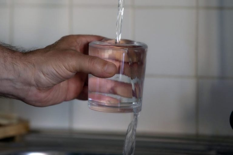 AHRESP esclarece que copos de água da torneira não podem ser cobrados na restauração