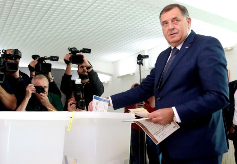 Presidente dos sérvios bósnios veta entrada no território ao alto representante internacional