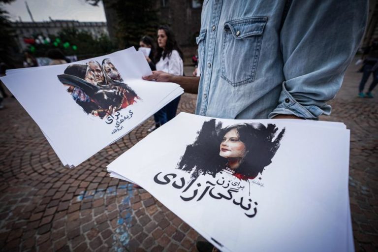 Luta das mulheres por liberdade continua um ano após morte de Amini