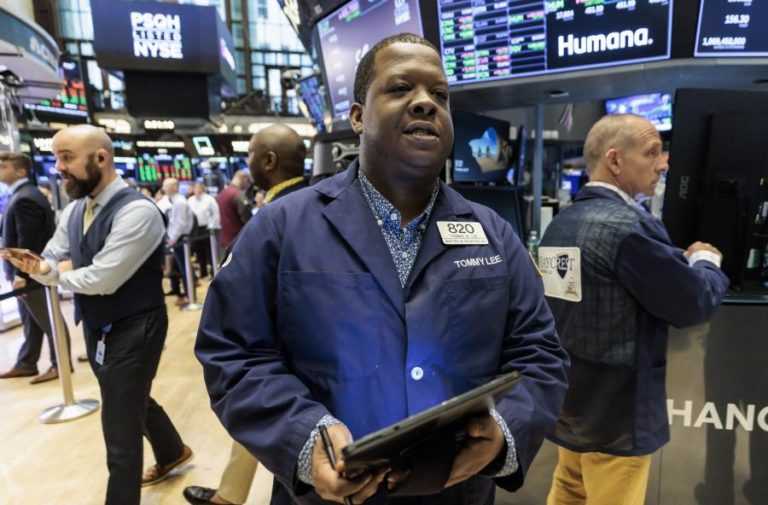 Wall Street encerra em baixa alarmada com postura ofensiva da Reserva Federal dos EUA