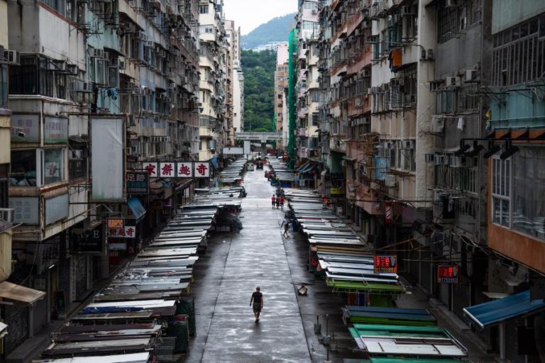 Hong Kong emite alerta máximo face ao super tufão Saola