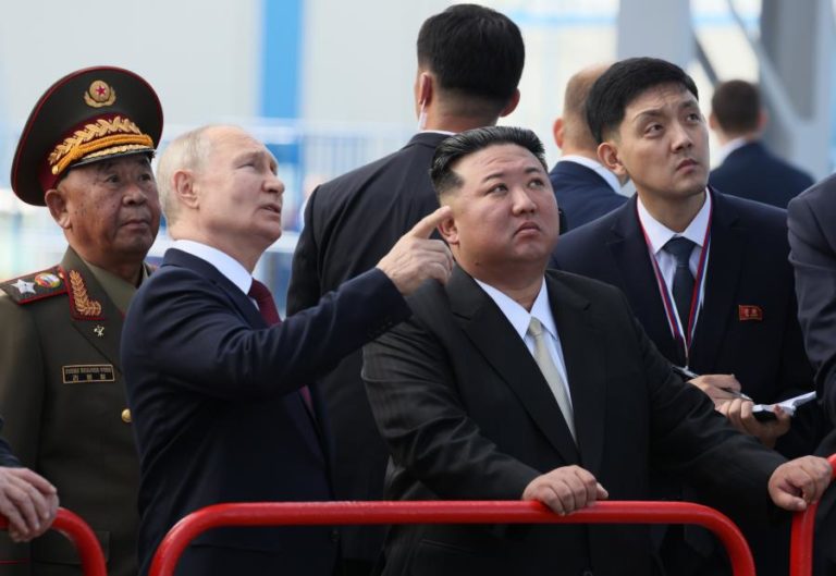 Putin coloca Frota Russa do Pacífico a fazer demonstração a Kim Jong-Un