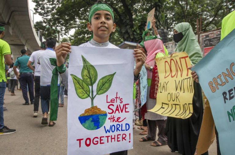Dezenas de milhares de ativistas exigem no mundo fim dos combustíveis fósseis