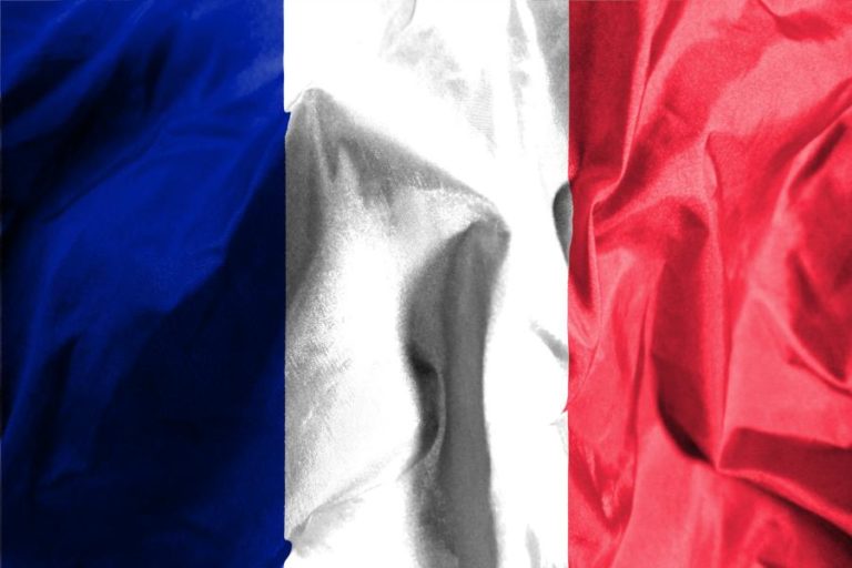 França em alerta de emergência após ataque com faca em escola