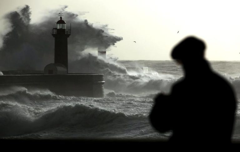 Dez barras marítimas fechadas e três condicionadas devido à agitação marítima
