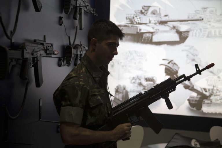 Quase 500 militares brasileiros detidos em quartéis após desaparecimento de 21 metralhadoras