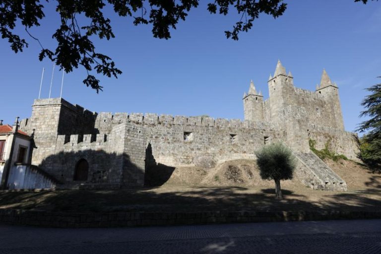 Parte da muralha do Castelo da Feira ruiu devido ao mau tempo
