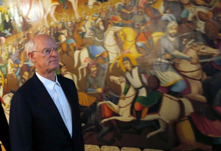 Escultor Tony Cragg exibe mais de 50 obras no Museu do Chiado e praças de Lisboa