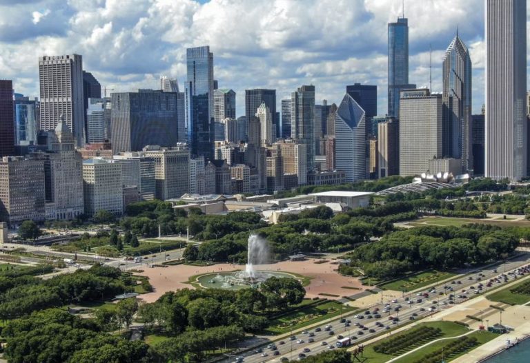 Quase 1.000 pássaros migratórios morrem após embaterem em centro de exposições de Chicago