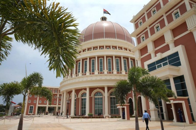 Parlamento angolano aprova plenária extraordinária para discutir destituição do PR