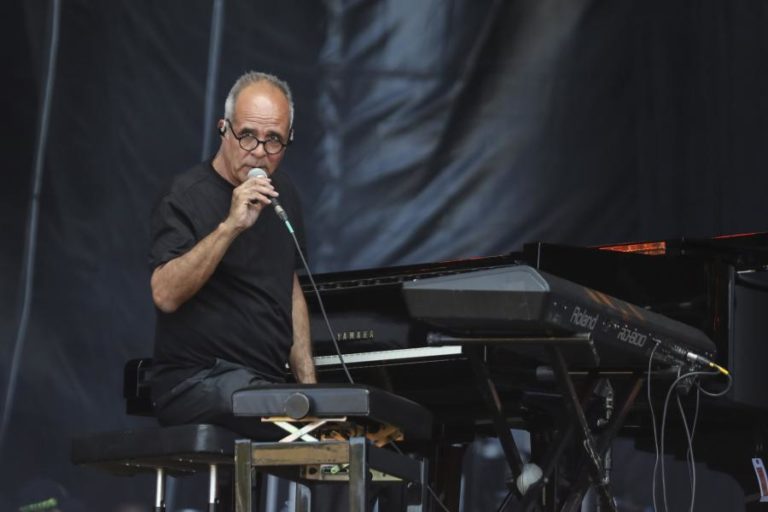 Rodrigo Leão edita hoje novo álbum “Piano para Piano” que partilha com a filha Rosa