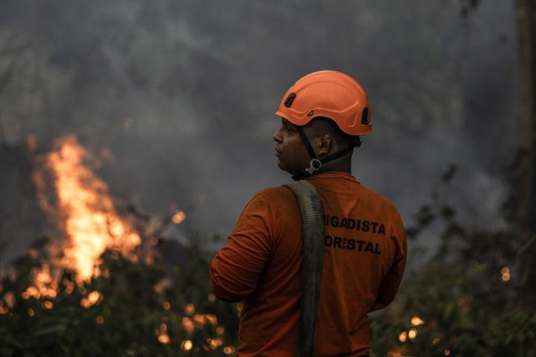 Brasil redobra esforços de combate aos incêndios na Amazónia em plena seca