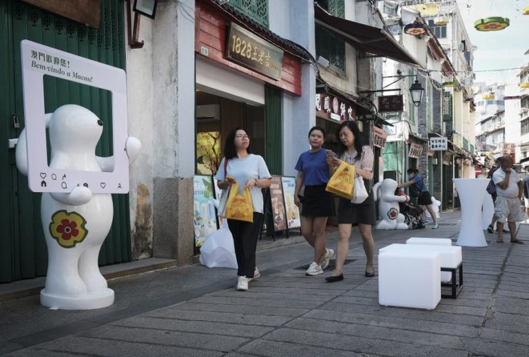 Visitantes durante ‘semana dourada’ em Macau perto de valores pré-pandemia
