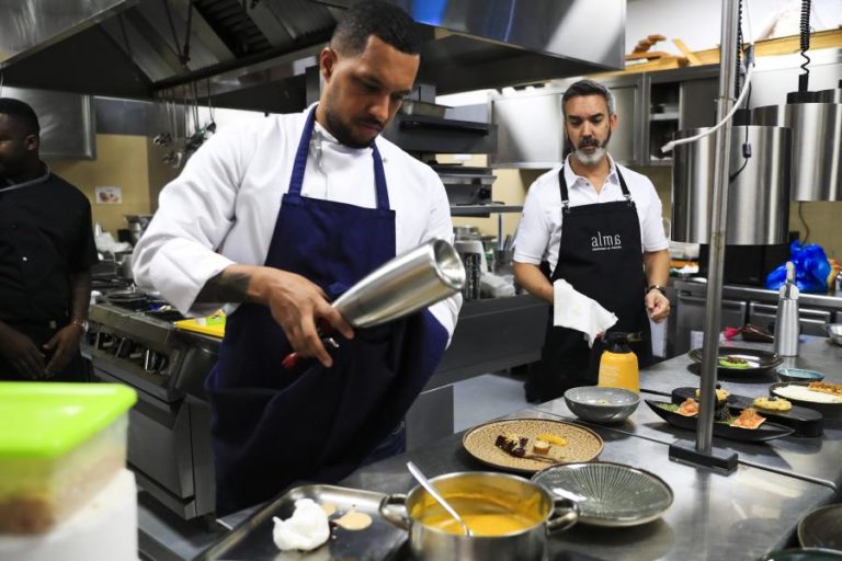 Chef Henrique Sá Pessoa cruza tradição e alma em encontro de sabores luso-angolano