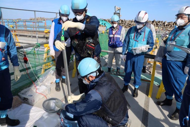 Quatro trabalhadores de Fukushima atingidos por água contaminada