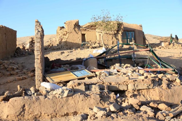 Número de mortos do primeiro sismo no Afeganistão reduzido para “mais de 1.000”