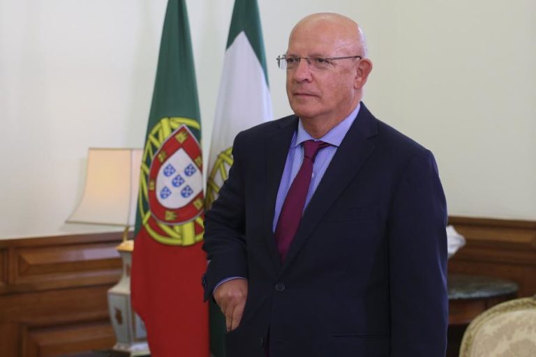 Santos Silva faz visita oficial a Angola que inclui reunião com João Lourenço