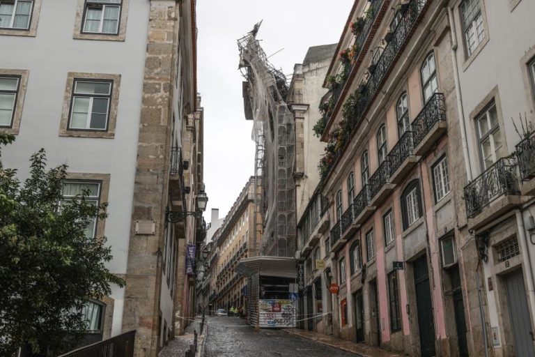 Duas ruas de Lisboa fechadas até quinta-feira para retirada de andaime instável