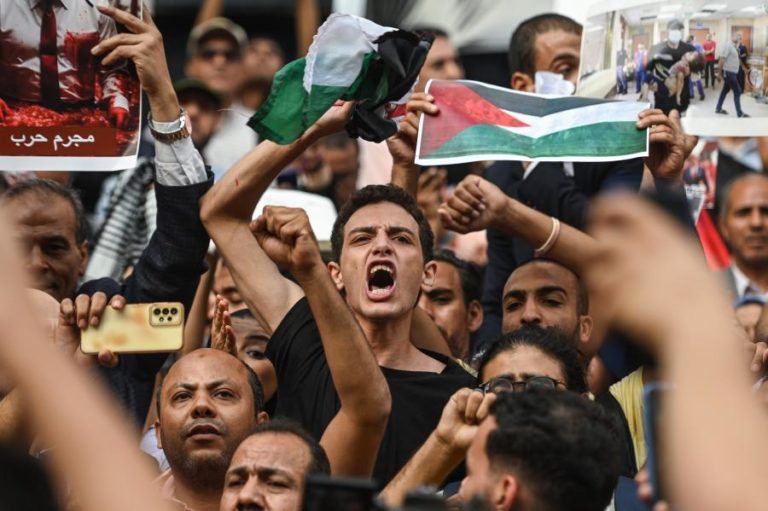Dezenas de milhares manifestam-se no Egito em apoio aos palestinianos