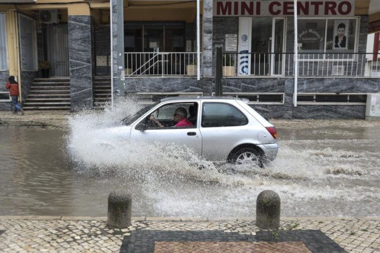 Mais de 230 ocorrências entre as 00:00 e as 11:30 no Norte e Centro devido ao mau tempo