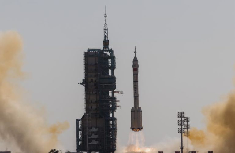 China envia tripulação mais jovem de sempre para estação espacial Tiangong