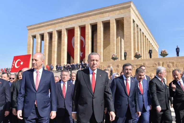 Erdogan celebra centenário da Turquia com discurso de glória e parada militar