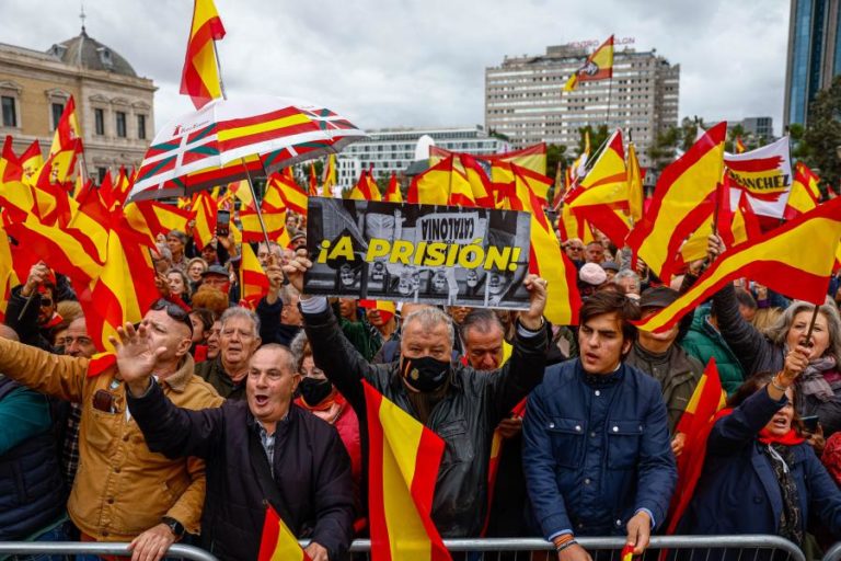 Milhares manifestam-se em Madrid contra aministia para separatistas catalães