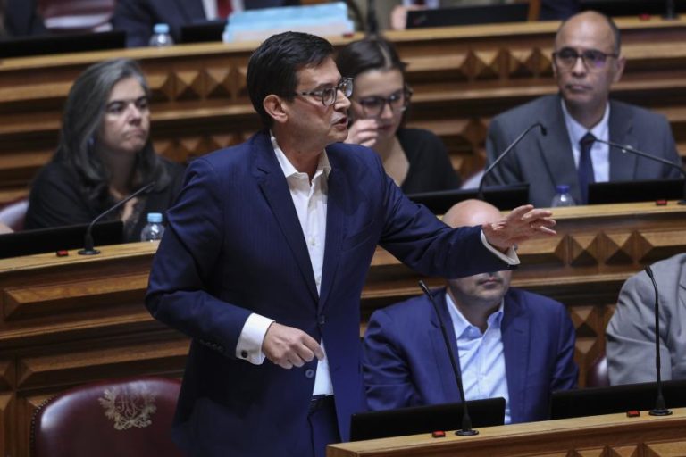 IL critica “mau orçamento”, Costa diz que direita teria proposta “péssima para portugueses”