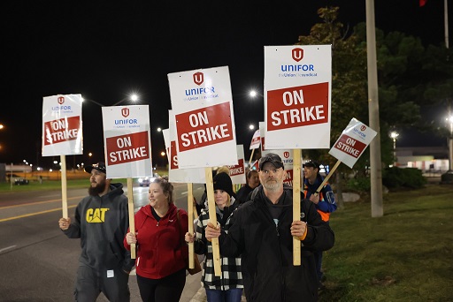 A Unifor e a General Motors firmaram um acordo provisório, que pôs fim à greve de 4.300 trabalhadores no Canadá. O entendimento prevê incluir aumentos salariais e um subsídio de custo de vida. A Unifor chegou a um acordo provisório com a General Motors, pondo fim a uma breve greve que envolveu 4.300 trabalhadores em três instalações da empresa no Canadá. O acordo, pendente da aprovação dos trabalhadores, inclui aumentos salariais significativos e o restabelecimento de um subsídio de custo de vida. Este entendimento segue-se a um acordo semelhante com a Ford no mês passado e ao reconhecimento pela General Motors da necessidade de resolver o problema do encerramento das instalações. De acordo com a Unifor, “a General Motors não teve outra alternativa senão sentar-se à mesa das negociações com seriedade, quando confrontada com o encerramento destas instalações-chave”. Já a fabricante de automóveis diz que “este acordo recorde, sujeito à ratificação dos trabalhadores, reconhece as muitas contribuições dos membros da equipa”, prevendo “aumentos significativos nos salários, benefícios e segurança no emprego, ao mesmo tempo que se baseia nos investimentos históricos da General Motors na produção canadiana”. Ao que diz a Unifor, o acordo provisório inclui um aumento do salário base por hora de cerca de 20% para a produção e de 25% para os trabalhadores qualificados durante a vigência do acordo. Além disso, todos os trabalhadores temporários a tempo inteiro passam a ter o estatuto permanente. O acordo também inclui dois novos feriados pagos adicionais: O Dia da Família e o Dia Nacional da Verdade e da Reconciliação.