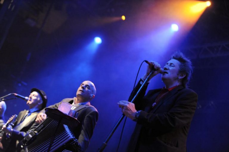 Músico irlandês Shane MacGowan dos The Pogues morre aos 65 anos