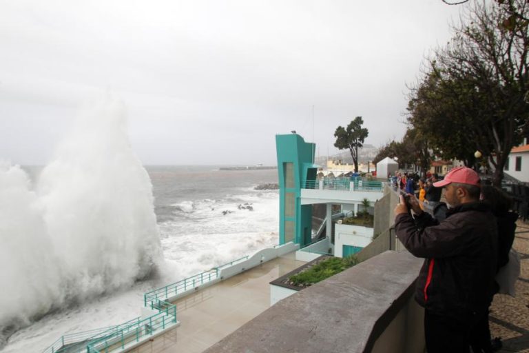 Aviso de agitação marítima forte para a Madeira novamente prolongado