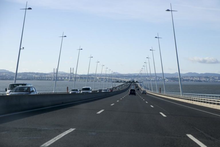 Pontes Vasco da Gama e 25 de Abril com limitações de velocidade devido ao vento